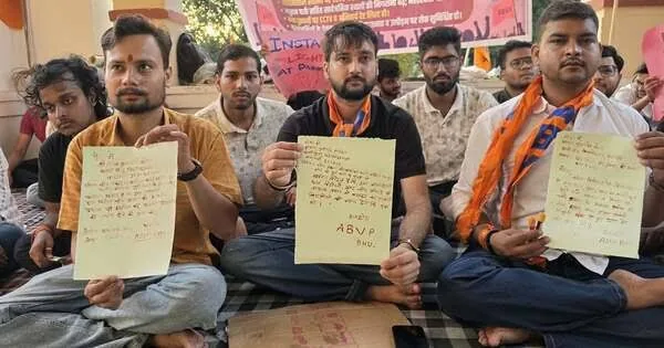 तालाबंदी और धरना: बीएचयू के वीसी ऑफिस के बाहर एबीवीपी कार्यकर्ताओं का प्रदर्शन