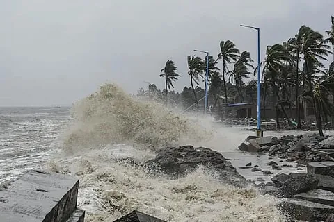 चक्रवात का कहर: आंध्र प्रदेश और यानम तट पर भारी बारिश और तेज हवाओं का तांडव