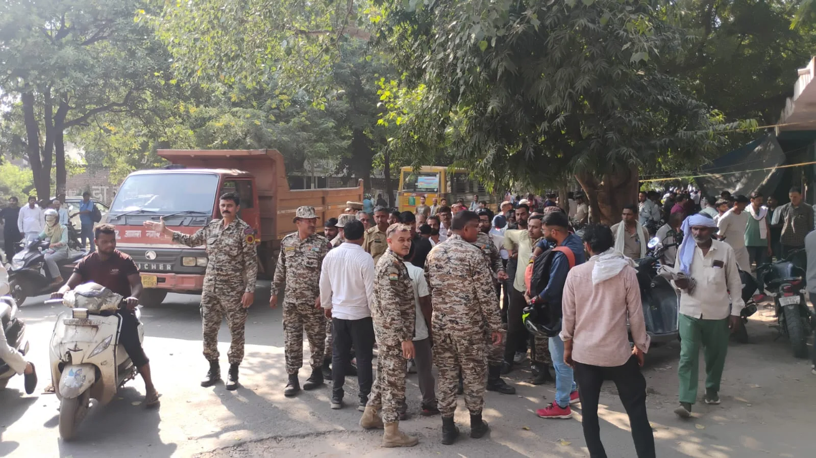 आगरा में अतिक्रमण विरोधी अभियान: आरटीओ दफ्तर के बाहर बुलडोजर से दुकानदारों पर कार्रवाई