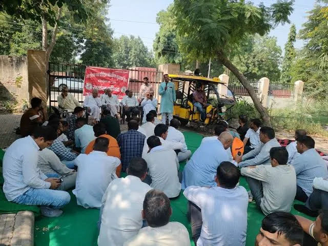 जिंद में प्रदर्शन: बिजली कर्मचारियों ने एसई कार्यालय पर फूंके पुतले