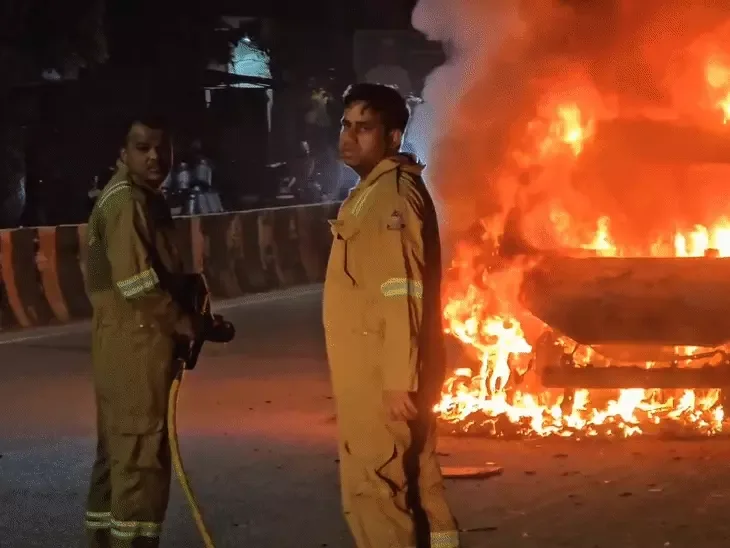 बाराबंकी हादसा: चाय पीने उतरे युवकों की कार बनी आग का गोला