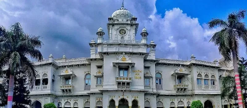चिकित्सक पर कार्रवाई: केजीएमयू के संविदा डॉक्टर के खिलाफ अनुशासनात्मक कदम की तैयारी