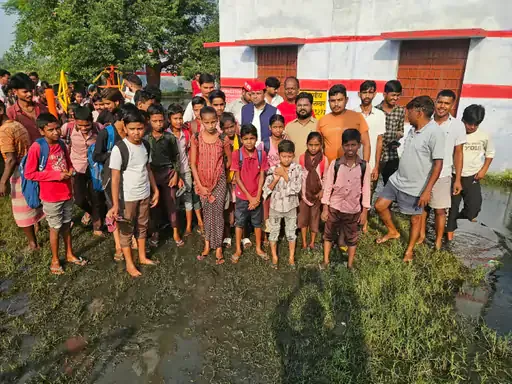 शिक्षा व्यवस्था पर सवाल: हरदोई में जलभराव से घिरे प्राथमिक विद्यालयों के बच्चे परेशान