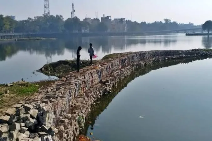 रांची-चतरा मार्ग पर संकट: अतिक्रमण और गंदे पानी से स्थानीय निवासियों का जीना दूभर