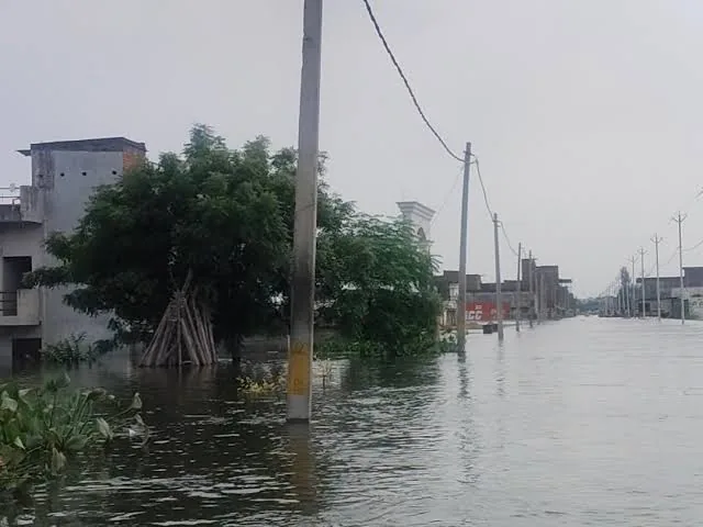 लखनऊ में जलभराव का संकट: बाढ़ के कारण ग्राहकों की आवाजाही ठप, दुकानदारों की पूंजी फंसी