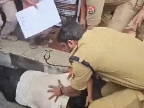 डॉक्टरों का प्रदर्शन: समान वेतन की मांग को लेकर लखनऊ में उग्र हुआ विरोध, 42 दिन से जारी है अनिश्चितकालीन कार्य बहिष्कार