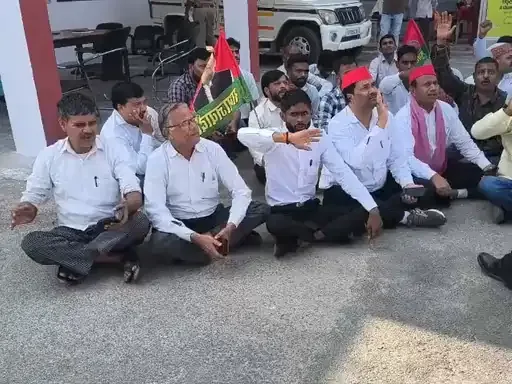 राजनीतिक विरोध प्रदर्शन: सीतापुर में सपाइयों ने किया जोरदार प्रदर्शन और पुलिस से हुई खींचतान