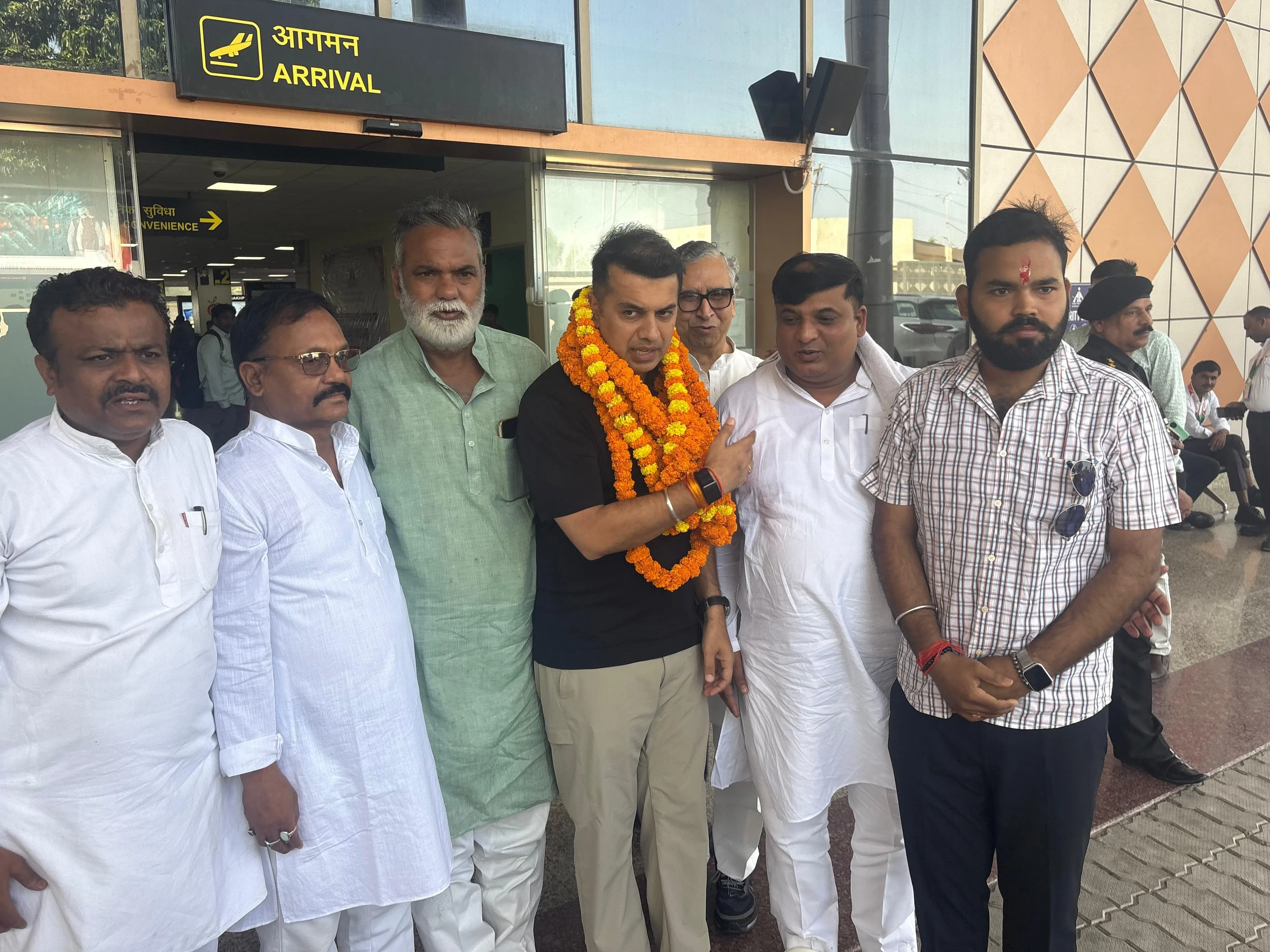 राजनीतिक हलचल: गिरफ्तार कांग्रेस कार्यकर्ता से मिले राष्ट्रीय सचिव अभिषेक दत्त