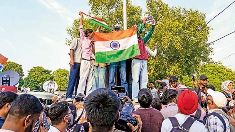 राजनीतिक चर्चा: क्या उत्तर प्रदेश में बीजेपी के लिए मुसीबत बन सकते हैं कॉकरोच