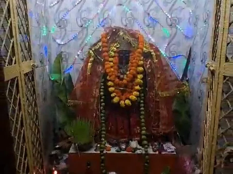 आस्था का केंद्र: झांसी के लोढ़ी माता मंदिर में मन्नत पूरी होने पर भक्त चढ़ाते हैं भारी घंटियाँ