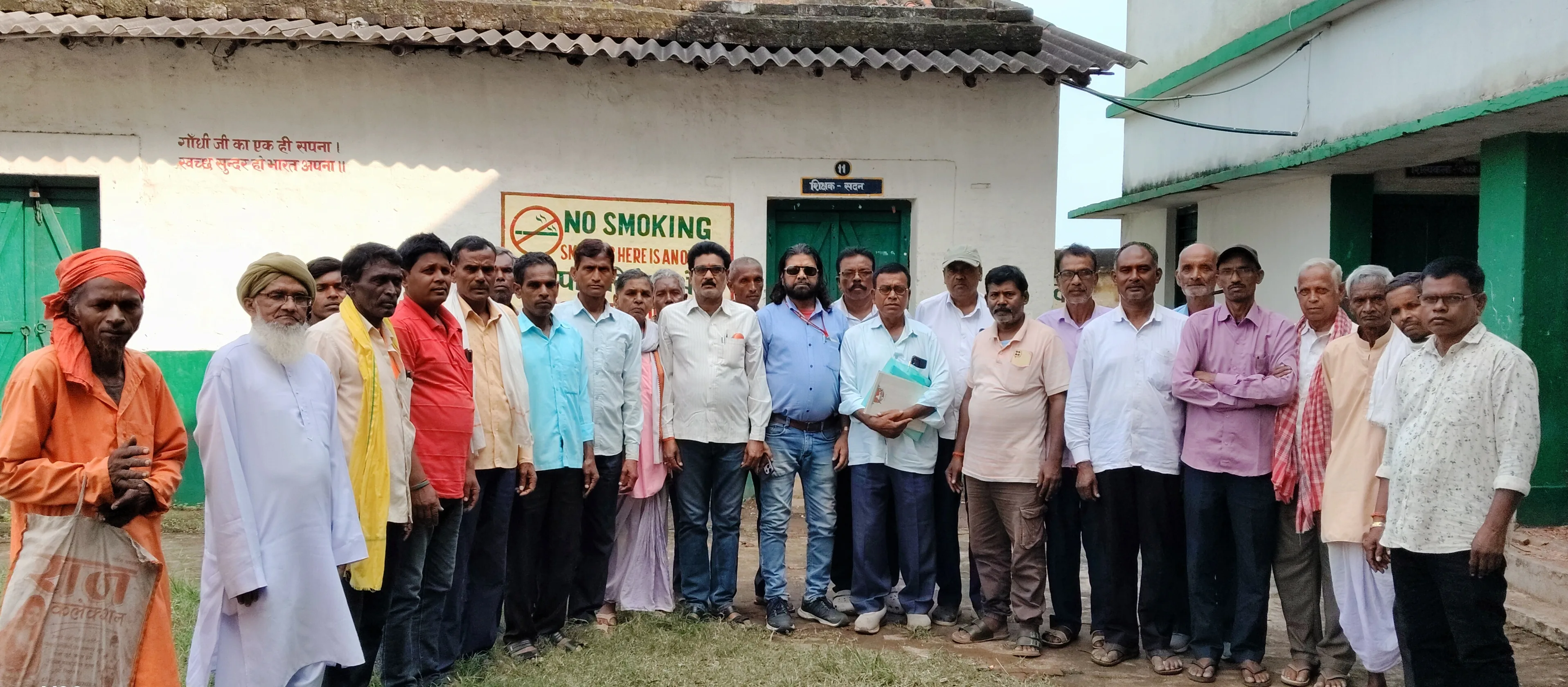 आंदोलनकारियों की बैठक: ओझाडीह में अपनी विभिन्न मांगों को लेकर एकत्रित हुए लोग