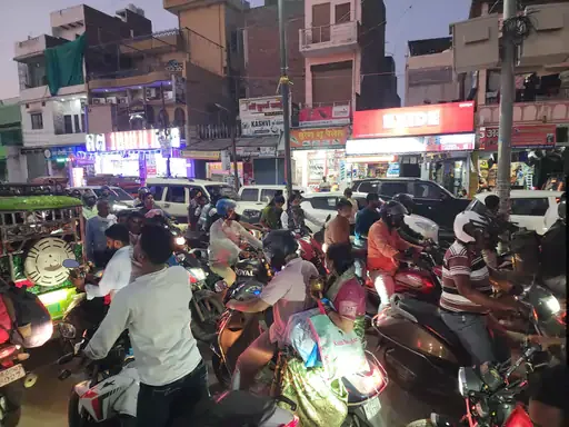 यातायात संकट: वाराणसी में ट्रामा सेंटर से रामनगर तक लगा भीषण जाम, राहगीर परेशान