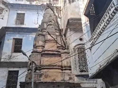 वाराणसी में विवाद: 35 साल पुरानी चहारदीवारी और मंदिर तोड़ने का गंभीर आरोप