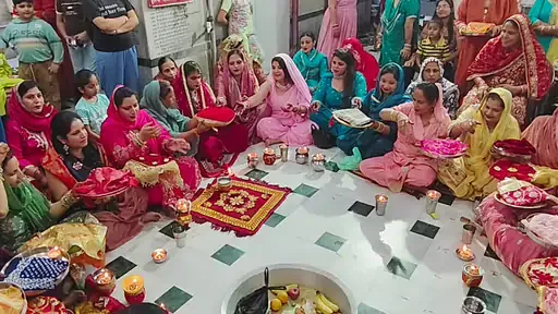 धार्मिक आयोजन: अमृतसर के सनातन धर्म मंदिर में मनाया गया करवा चौथ का पर्व