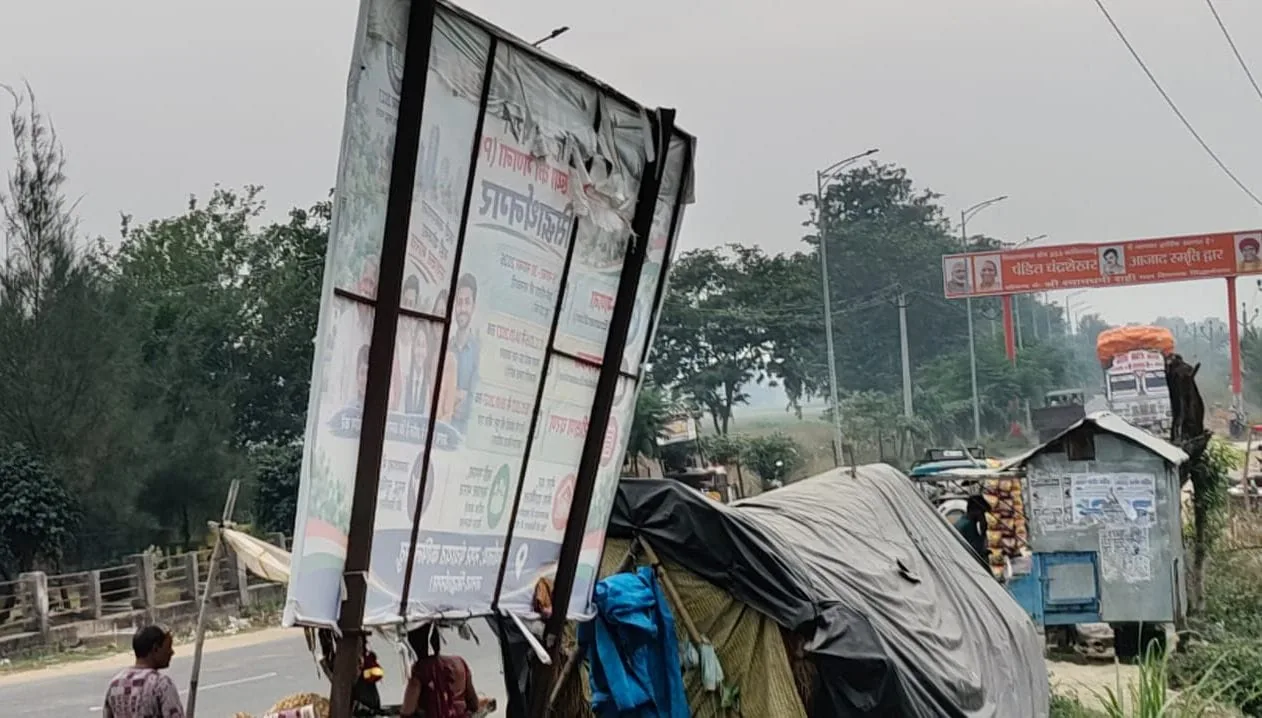 सड़क पर कब्जा: सिद्धार्थनगर में होर्डिंग्स और विज्ञापनों से राहगीरों की राह मुश्किल
