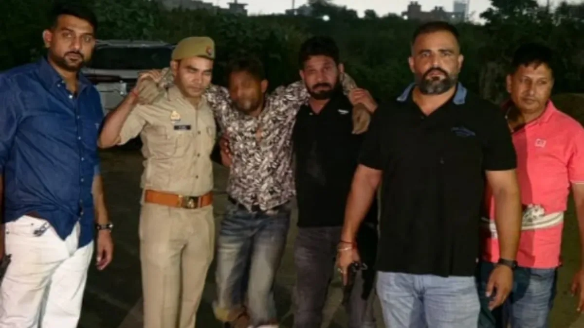 मुठभेड़ में गिरफ्तारी: गाजियाबाद में पचास हजार के इनामी बदमाश के दोनों पैरों में लगी गोली, अवैध हथियार और चोरी की फॉर्च्यूनर कार बरामद