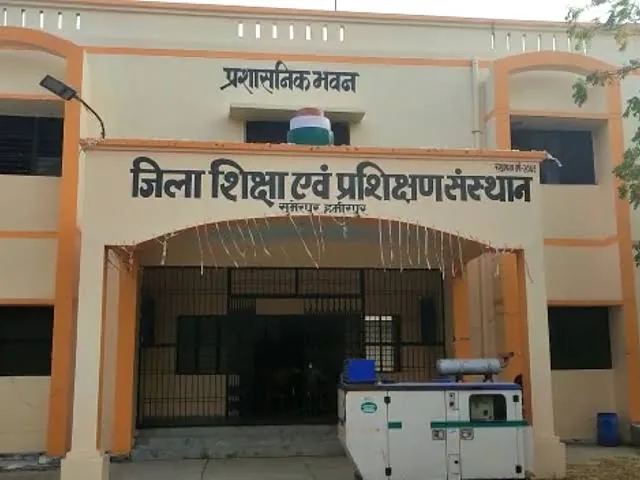 विशेष पहल: हमीरपुर में पलक बनीं एक दिन की खंड शिक्षा अधिकारी