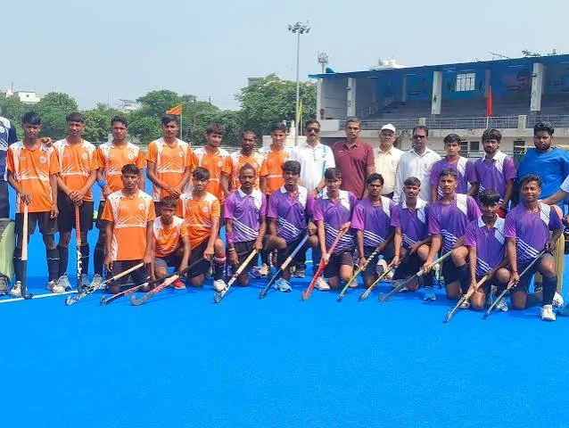 हॉकी प्रतियोगिता: भीमराव अंबेडकर क्रीड़ा संकुल में आठ टीमें अगले दौर में पहुंचीं