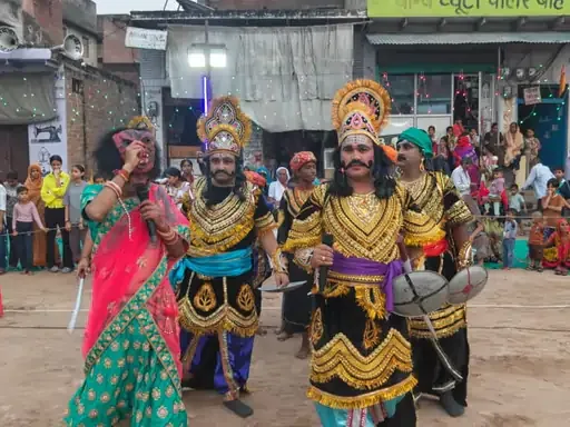 आगरा में रामलीला: सीता हरण और सुग्रीव मित्रता का जीवंत मंचन