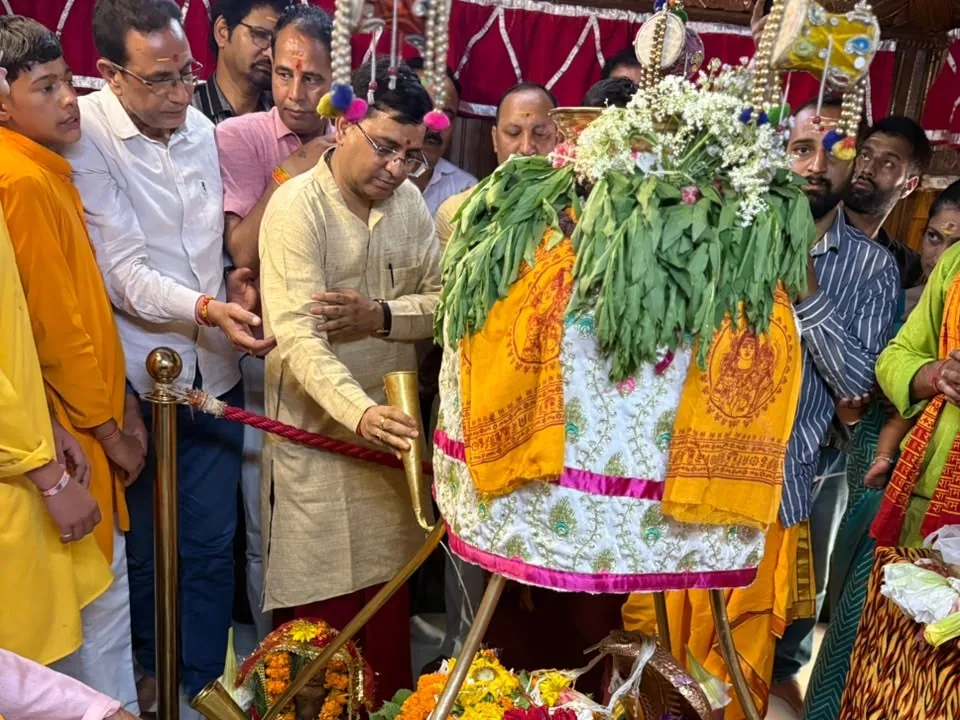 विशेष पूजा अर्चना: सीएम धामी ने काशी विश्वनाथ मंदिर में किए दर्शन