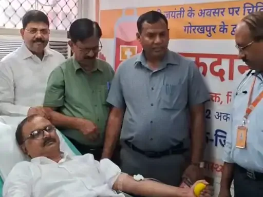 रक्तदान का संकल्प: गोरखपुर में स्वास्थ्यकर्मियों ने गांधी जयंती पर किया रक्तदान