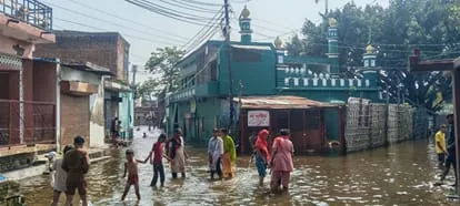 सीतापुर में राहत: बाढ़ का जलस्तर कम होने से अब प्रभावित परिवारों के सामने घर संवारने की चुनौती