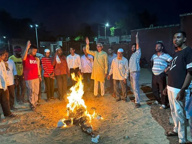 राजनीतिक विरोध प्रदर्शन: चंदौली में विपक्षी नेताओं को हिरासत में लेने पर कांग्रेस कार्यकर्ताओं ने फूंका पुतला