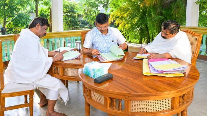 हेमंत सोरेन का सादगी भरा अंदाज: झारखंड के मुख्यमंत्री ने पारंपरिक वेशभूषा में संभाला कामकाज