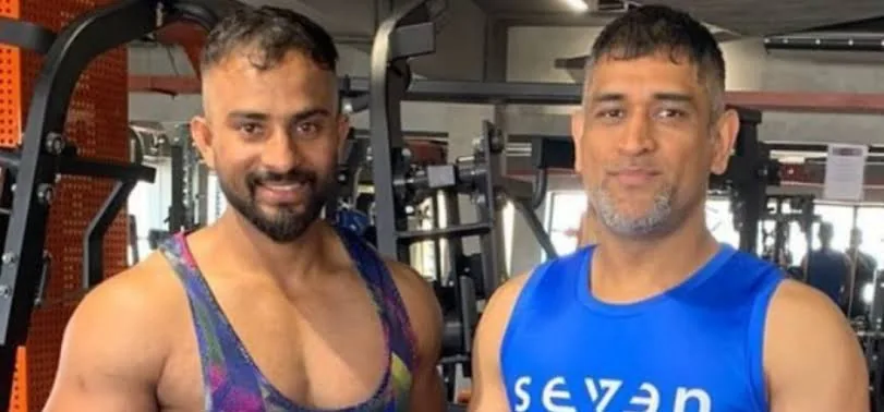 धोनी का फिटनेस मंत्र: युवाओं को मैदान पर पसीना बहाने और सक्रिय रहने की सलाह