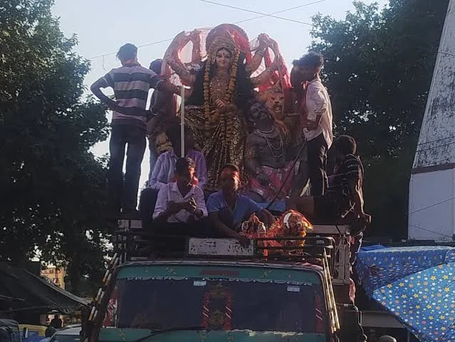 आस्था का सैलाब: आगरा में देवी प्रतिमाओं का विसर्जन संपन्न