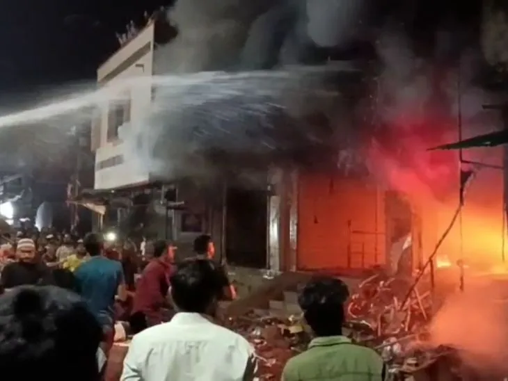मोबाइल दुकान में आग: बड़ चौक पर बंद गुमठी से उठा धुआं, ताला तोड़कर आग पर पाया गया काबू