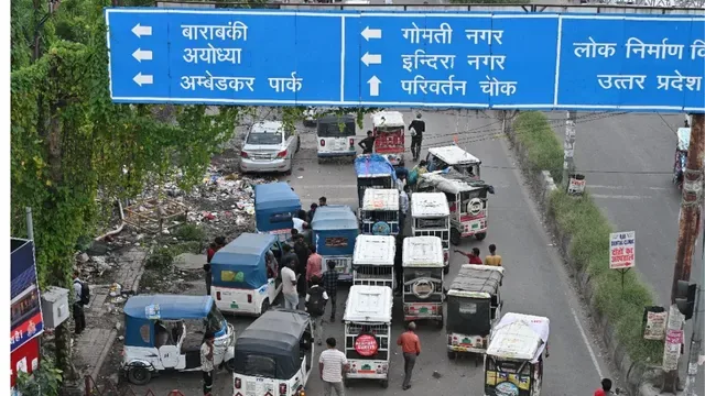 चौपट चौराहे की स्थिति: गुडंबा थाने के बाहर टेढ़ी पुलिया क्षेत्र में भारी अतिक्रमण और अव्यवस्था
