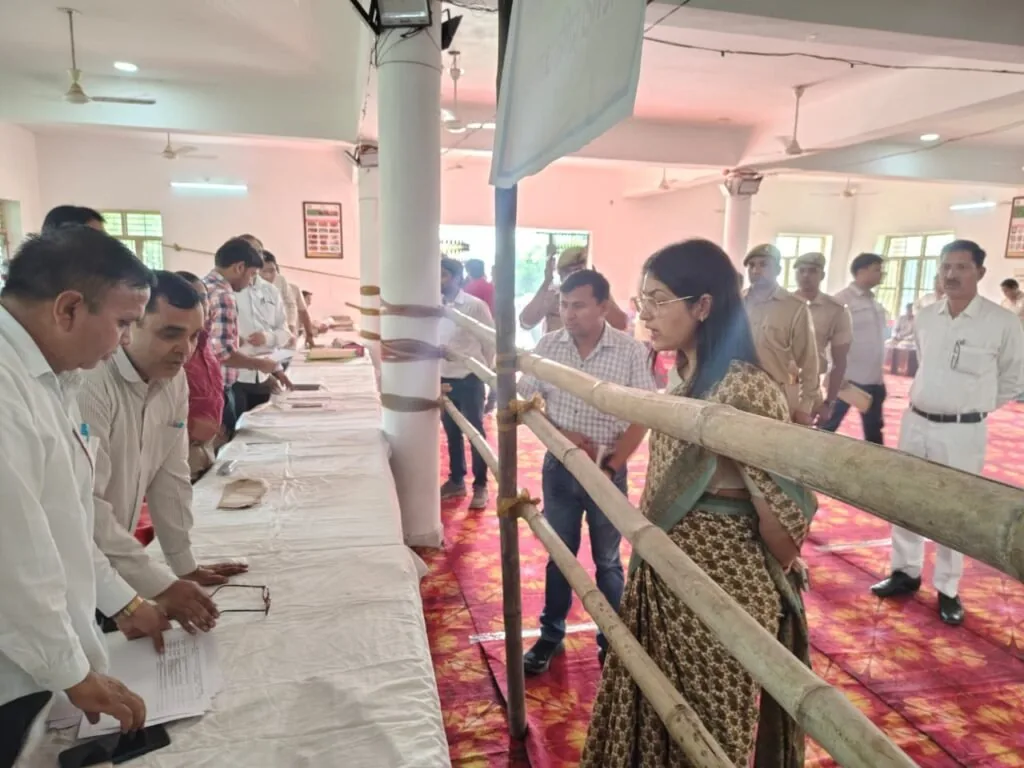 एमएलसी मतदान का निरीक्षण: सिरौलीगौसपुर ब्लॉक में उप जिलाधिकारी ने व्यवस्थाओं का लिया जायजा