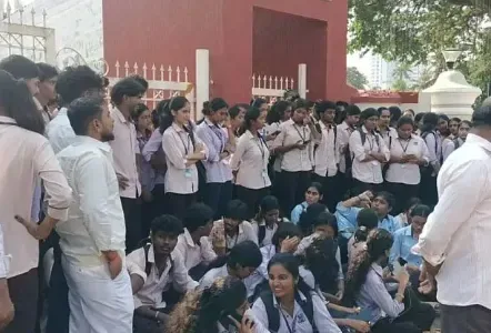 दशहरा अवकाश परीक्षा विवाद: मंगलुरु में छात्रों ने परीक्षा का किया बहिष्कार