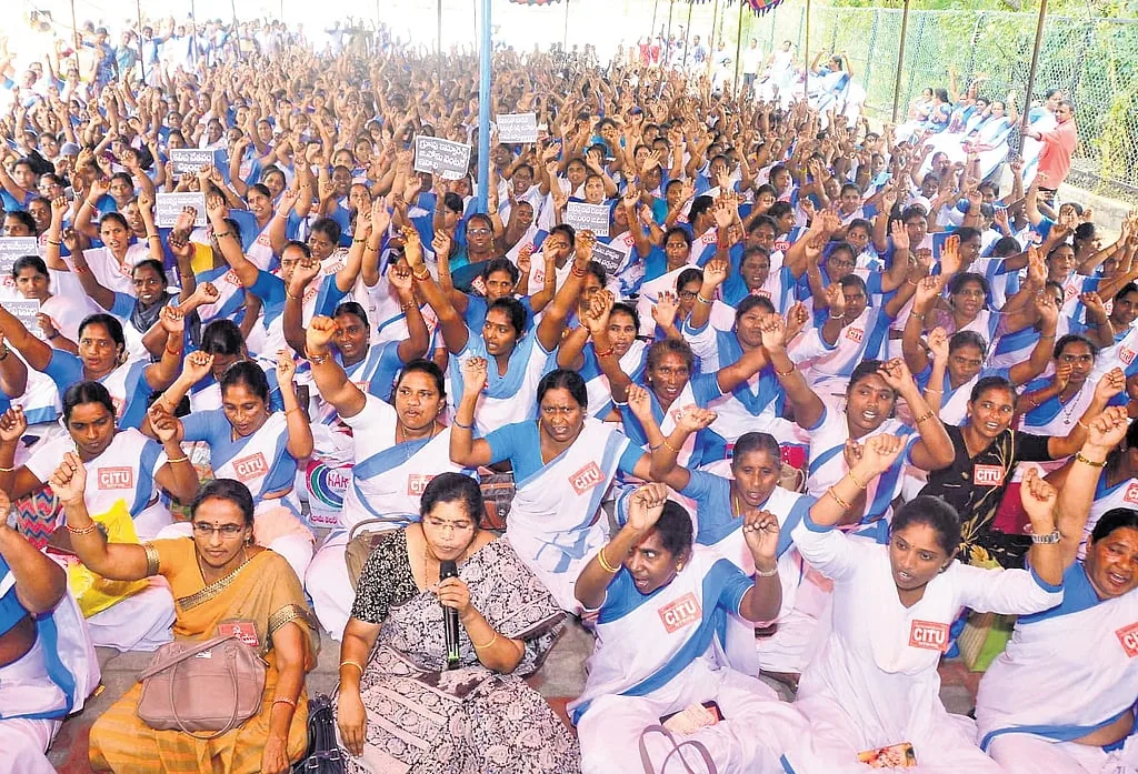 सीतापुर में प्रशासनिक विफलता: बेहटा में आशा कार्यकर्ताओं की बैठक अव्यवस्था की भेंट चढ़ी
