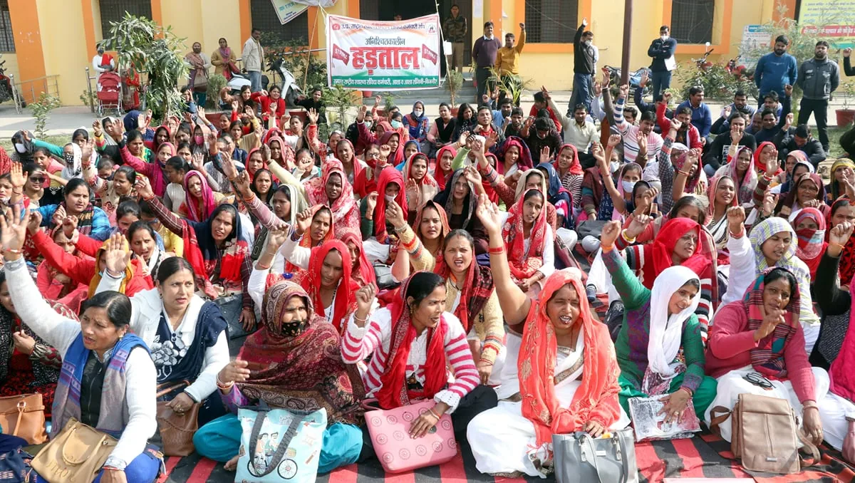 बिजनौर में प्रदर्शन: एनएचएम कर्मचारियों ने मांगों की पूर्ति के लिए खोला मोर्चा